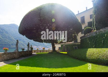 Blick von der berühmten Villa del Balbinello auf den Comer See Italien. Zu sehen in James Bond Films und Cinema. Atemberaubende gepflegte Gärten. Region Lombardei, Europa Stockfoto