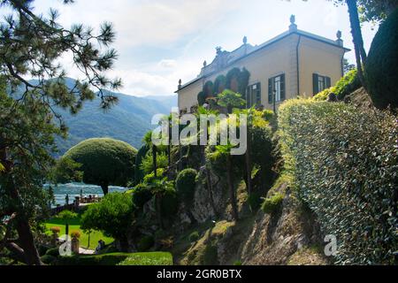 Blick von der berühmten Villa del Balbinello auf den Comer See Italien. Zu sehen in James Bond Films und Cinema. Atemberaubende gepflegte Gärten. Region Lombardei, Europa Stockfoto