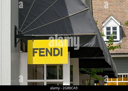 Bicester, England - 2021. Juni: Zeichen vor einer Zweigstelle von Fendi. Keine Personen. Stockfoto