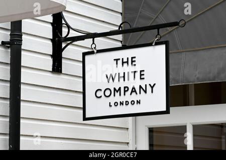 Bicester, England - 2021. Juni: Unterschreiben Sie vor einer Zweigstelle der White Company. Keine Personen. Stockfoto