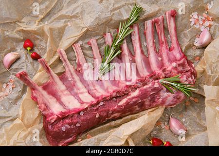 Nahaufnahme von oben, Ansicht von rohem, frischem Lammkarree in Geschenkpapier Stockfoto