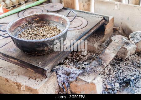 Ofen zum Rösten von Kaffeebohnen in einer kleinen kolumbianischen Farm Stockfoto