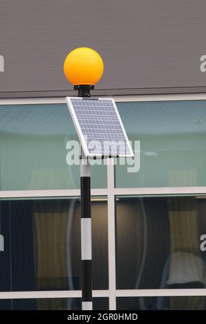 Solarbetriebener Belisha-Leuchtfeuer auf Industriegelände Stockfoto