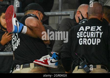 Ein Fan wird von den Wachen der APEX Security Group während eines MLS-Fußballspiels zwischen dem LAFC und den Hölzern von Portland am Mittwoch, den 9. September, aus den Ständen geschleppt Stockfoto