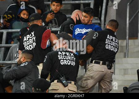 Ein Fan wird von den Wachen der APEX Security Group während eines MLS-Fußballspiels zwischen dem LAFC und den Hölzern von Portland am Mittwoch, den 9. September, aus den Ständen geschleppt Stockfoto