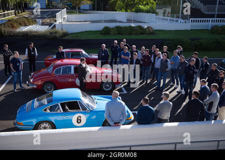 Vor der Fahrt mit den Oldtimern in Goodwood werden Fahrer auf dem Fahrerfeld unterweisen. Stockfoto