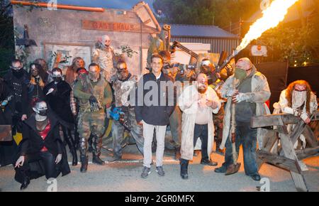 Rust, Deutschland - 29. September 2021: Europa-Park, Horror Nights - Traumatica mit Thomas Mack, Mitglied der Eigentümerfamilie zusammen mit Werewolfs, Ghouls und Dämonen. Scary Monster Show, Halloween, Horror, grimmig, Bluebanana Unterhaltung, Stockfoto