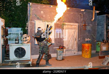 Rust, Deutschland. September 2021. Rust, Deutschland - 29. September 2021: Europa-Park, Horror Nights - Traumatica mit Werewolfs, Ghouls und Dämonen. Scary Monster Show, Halloween, Horror, grimmig, Bluebanana Unterhaltung, Flame Credit: dpa/Alamy Live News Stockfoto