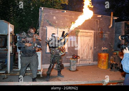 Rust, Deutschland. September 2021. Rust, Deutschland - 29. September 2021: Europa-Park, Horror Nights - Traumatica mit Werewolfs, Ghouls und Dämonen. Scary Monster Show, Halloween, Horror, grimmig, Bluebanana Unterhaltung, Flame Credit: dpa/Alamy Live News Stockfoto