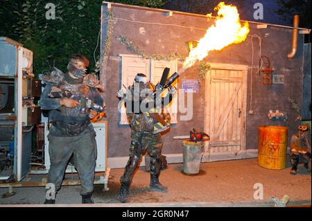 Rust, Deutschland. September 2021. Rust, Deutschland - 29. September 2021: Europa-Park, Horror Nights - Traumatica mit Werewolfs, Ghouls und Dämonen. Scary Monster Show, Halloween, Horror, grimmig, Bluebanana Unterhaltung, Flame Credit: dpa/Alamy Live News Stockfoto
