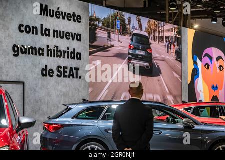 Barcelona, Spanien. September 2021. Der Stand des Automobilherstellers Seat auf dem Salon del Automobile Barcelona 2021 gesehen.nach zwei Jahren der Aussetzung aufgrund der Covid-19-Pandemie öffnet der Wettbewerb Automobile Barcelona 2021 vom 2. Bis 10. Oktober seine Pforten auf dem Messegelände Fira de Barcelona Montjüic. Kredit: SOPA Images Limited/Alamy Live Nachrichten Stockfoto