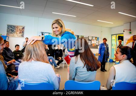 DEN HAAG - Koningin Mxima en staatssekretärin Blokhuis van Volksgezondheid, Welzijn en Sport hebben woensdagmddag 29 september een bezoek gebracht aan MIND. MIND zet zich in voor een psychische gezonde samenleving en voor ondersteuning, begrip en goede zorg bij psychische Probleme. Het bezoek stond in het teken van de psychische gezondheid van jongeren en de rol van ervaringsdeskundigen in en rond het onderwijs. Ook de rol van de gemeente kwam aan bod. Het werkbezoek vond plaats op het Maris College Kijkduin in Den Haag. Foto: Patrick van Katwijk Stockfoto