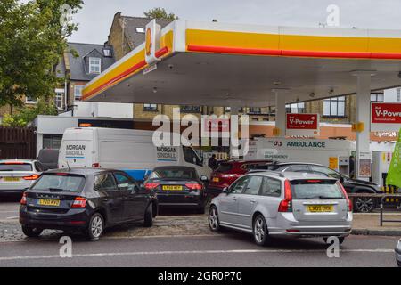 London, Großbritannien. September 2021. An einer neu eröffneten Shell-Station auf der Holloway Road stehen Autos an.viele Stationen haben aufgrund des Mangels an Lkw-Fahrern im Zusammenhang mit dem Brexit und des panischen Kaufs kein Benzin mehr. Kredit: SOPA Images Limited/Alamy Live Nachrichten Stockfoto