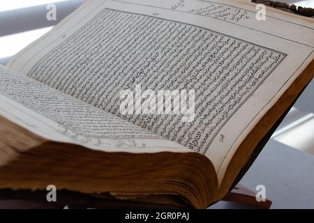 Antikes Buch im Nizami Ganjavi Museum in Ganja - Aserbaidschan, 10. September 2021. Mittelalterliche Handschrift von Khamsa. Stockfoto