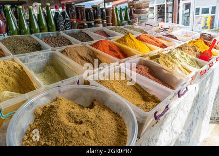 Nahaufnahme einer Vielzahl von bunten Gewürzen auf dem Markt. Gewürze, Gewürze, Gläser auf dem Markt Stockfoto