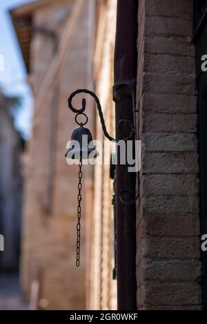 Alte Glocke in den Straßen des Dorfes in Italien Stockfoto