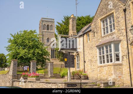 Die Kirche St. Mary und das alte George Inn Wedmore Somerset Stockfoto