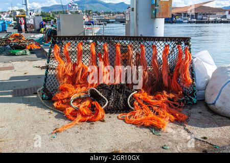 Orangennetze im Hafen von Saint-Jean-de-Luz, Pyrénées-Atlantiques, Frankreich Stockfoto