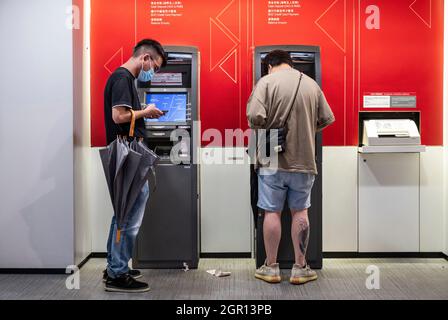 Hongkong, China. September 2021. Kunden heben Geld von einem Geldautomaten der staatlichen chinesischen Geschäftsbank Bank of China in Hongkong ab. (Bild: © Budrul Chukrut/SOPA Images via ZUMA Press Wire) Stockfoto