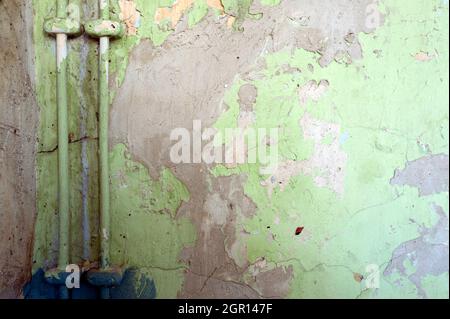 Elektrokabel an abgenutzter alter Wand Stockfoto