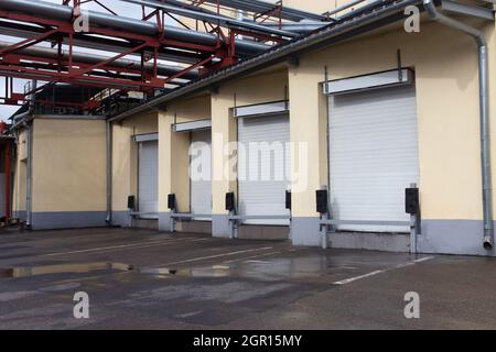 Detail der Ladedocks außerhalb des Lagers im Logistikareal der Fabrik Stockfoto