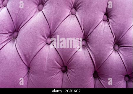 Altes, violettes Samtsofa Stockfoto