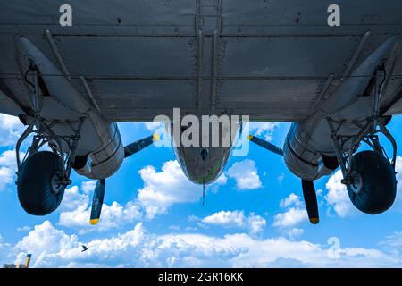 Das Flugzeug hängt an der Fassade des Gebäudes des Flugzeugmuseums in Berlin. Stockfoto