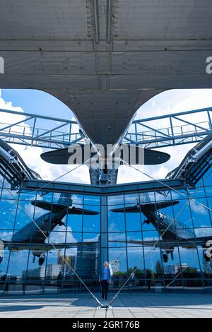 Das Flugzeug hängt an der Fassade des Gebäudes des Flugzeugmuseums in Berlin. Berlin, Deutschland - 05.17.2019 Stockfoto