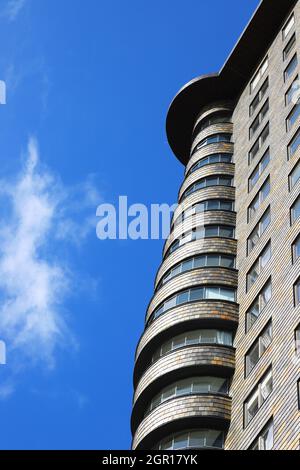 Niedriger Blick auf ein modernes Hochhaus. Stockfoto