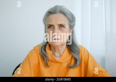 Nahaufnahme Porträt einer verärgerten älteren Frau, die mit jemandem redet und die Kamera anschaut. Negative Emotionen, Gesichtsausdruck, Skandal Stockfoto
