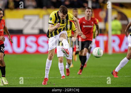 ARNHEM, NIEDERLANDE - 30. SEPTEMBER: Jacob Rasmussen von Vitesse während des UEFA Conference League-Spiels zwischen Vitesse und Stade Rennais in Gelredome am 30. September 2021 in Arnhem, Niederlande (Foto: Peter Lous/Orange PicBilder) Stockfoto