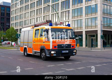 Ein Feuerwehrauto mit einem blinkenden Licht eilt zum Anruf entlang der Stadtallee. Berlin, Deutschland - 05.17.2019 Stockfoto