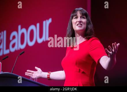 Rachel Reeves, Schattenkanzlerin der Schatzkammer, hält ihre Keynote-Rede auf der Labour Party Conference und winkt den Delegierten zu. Stockfoto