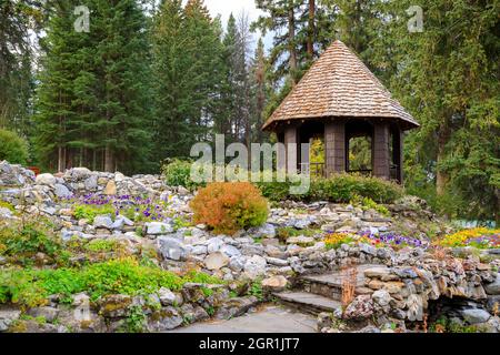 Ein Pavillon aus Holz in einem Park im Banff National Park in der Stadt Banff, Alberta, Kanada. Stockfoto