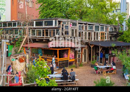 Hipster-Treffpunkt in Berlin. Der Club befindet sich in einem verlassenen Gebäude. Berlin, Deutschland - 05.17.2019 Stockfoto