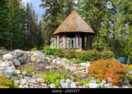 Ein Pavillon aus Holz in einem Park im Banff National Park in der Stadt Banff, Alberta, Kanada. Stockfoto