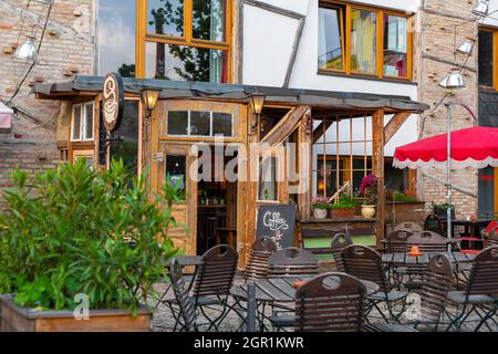 Hipster-Treffpunkt in Berlin. Der Club befindet sich in einem verlassenen Gebäude. Berlin, Deutschland - 05.17.2019 Stockfoto