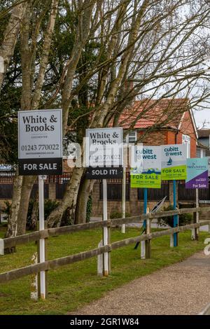 Immobilienmakler zum Verkauf notic Boards außerhalb von Immobilien zum Verkauf in West sussex, uk. Home Käufer Verkauf von Mitteilungen von Immobilienmaklern Immobilien platziert Stockfoto