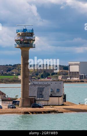 H M Küstenwache Wachturm oder Beobachtungsturm am Rande des southampton-Wassers auf dem solent neben dem historischen Kaltschloss des Tudor. Stockfoto