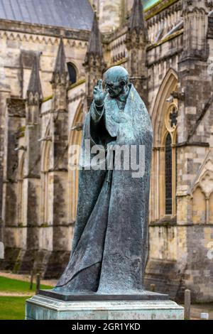 Statue des heiligen St. richard außerhalb des westlichen Endes der chichester Kathedrale im Westen von sussex uk. Skulpturenstatue an der Kathedrale Religiöse Ikonen. Stockfoto