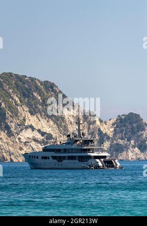 Großes Luxus-Motorboot oder Motorcruiser vor Anker in einer Bucht auf Schildkröteninsel auf zakynthos griechenland. Millionäre Luxus-Cruiser auf dem ionischen Meer. Stockfoto