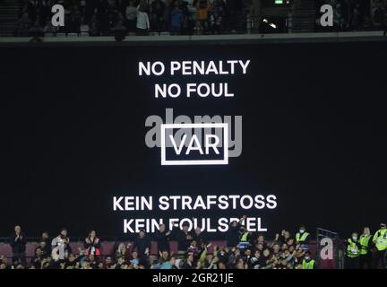 London, Großbritannien. September 2021. VAR-Bildschirmanzeige während des Spiels der UEFA Europa League im Londoner Stadion. Bildnachweis sollte lauten: Paul Terry/Sportimage Kredit: Sportimage/Alamy Live News Stockfoto