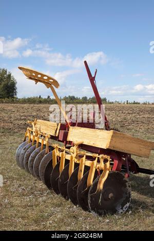 Alte Scheibenegge oder Diskothek, ein antikes Stück landwirtschaftliche Ausrüstung, die zur Bodenbearbeitung in den kanadischen Prärien verwendet wurde