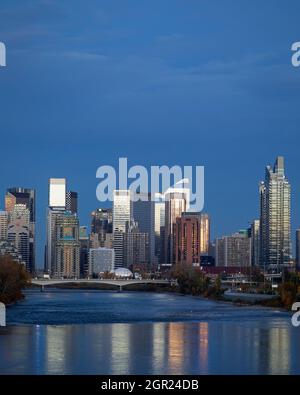 Skyline von Calgary mit dem Bow River bei Nacht Stockfoto