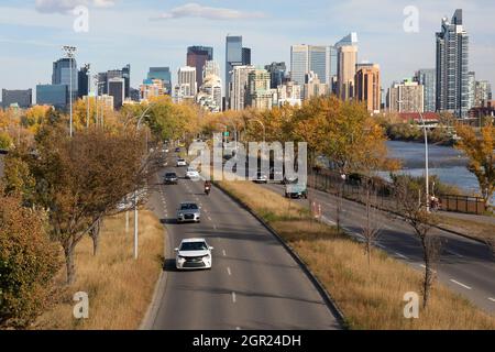 Verkehr auf dem Memorial Drive entlang des Bow River, der die Innenstadt von Calgary verlässt Stockfoto