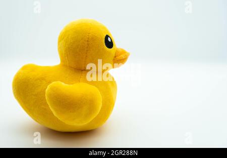 Nahaufnahme eines auf weißem Hintergrund isolierten Spielzeug-Hähnchens Stockfoto