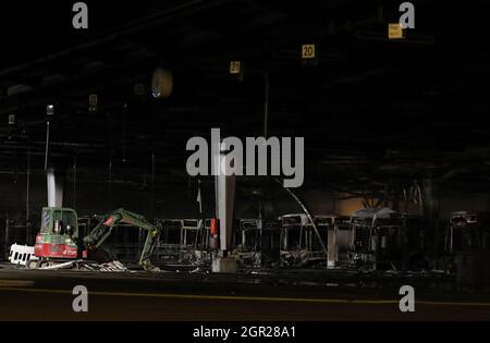 Stuttgart, Deutschland. September 2021. Ausgebrannte Busse sind in einem Depot für Busse zu sehen. Am Abend brannte im Busdepot des Stuttgarter Verkehrswesens. Mehrere Fahrzeuge sind in Brand. Quelle: Tom Weller/dpa/Alamy Live News Stockfoto