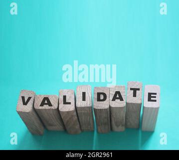 Validieren Sie Wort auf Holzblöcke. Business Evaluation Konzept Stockfoto