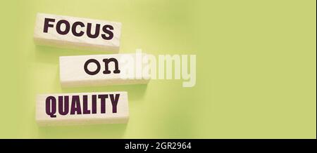 Konzentrieren Sie sich auf hochwertige Wörter von auf Holzblöcke. Ehrlichkeit im Geschäftskonzept. Stockfoto