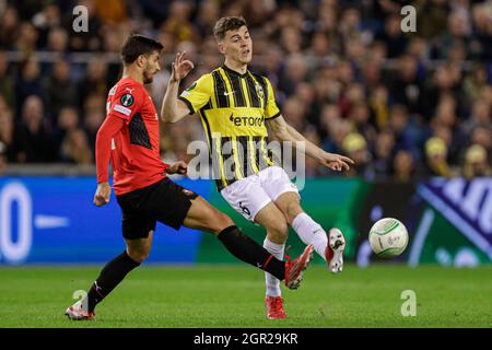 ARNHEM, NIEDERLANDE - 30. SEPTEMBER: Jacob Rasmussen von Vitesse während des UEFA Conference League-Spiels zwischen Vitesse und Stade Rennais in Gelredome am 30. September 2021 in Arnhem, Niederlande (Foto: Peter Lous/Orange PicBilder) Stockfoto